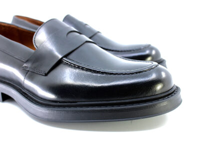 Ανδρικά μαύρα loafers Frau