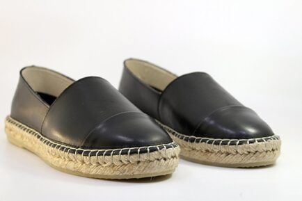 γυναικεία δερμάτινα μαύρη φλατ εσπαντριγια frau