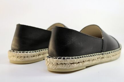 γυναικεία δερμάτινα μαύρη φλατ εσπαντριγια frau