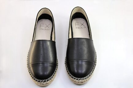 γυναικεία δερμάτινα μαύρη φλατ εσπαντριγια frau