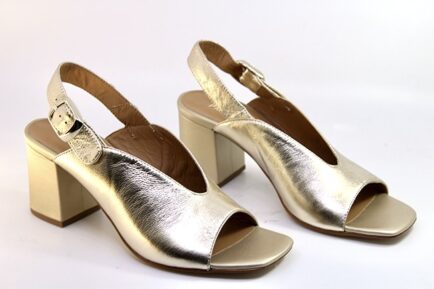 χρυσά πέδιλα με χοντρό τακουνι paola ferri